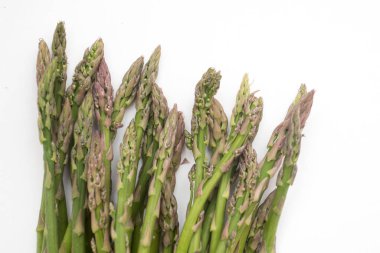 Beyaz arkaplanda yeşil kuşkonmaz.