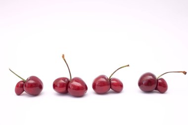 Beyaz arka planda kiraz meyveleri.