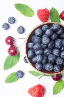 Kasede yabanmersini ve farklı meyveler..