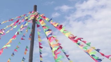 Bir sürü renkli bayrak dalgalanıyor.