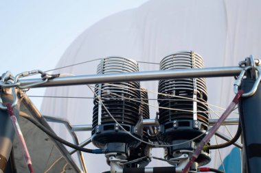 Gaz mavi gökyüzüne karşı sıcak hava balonunda yanar