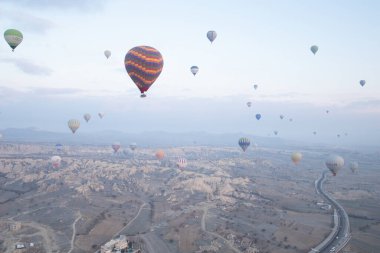 Cappadocia Vadisi 'nin manzarasında sıcak hava balonları