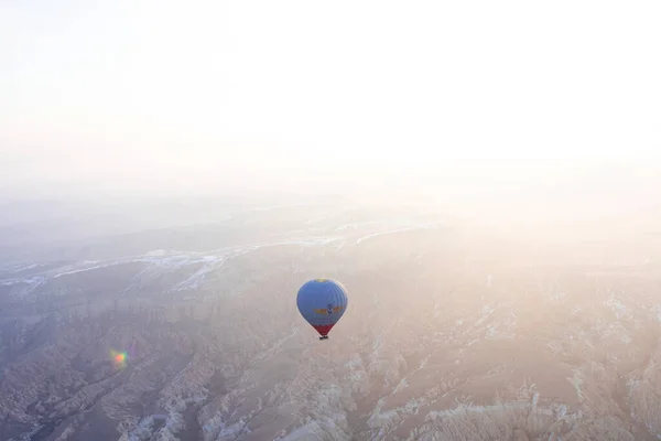 Μπαλόνια Θερμού Αέρα Πάνω Από Ορεινό Έδαφος Αεροφωτογραφία — Φωτογραφία Αρχείου