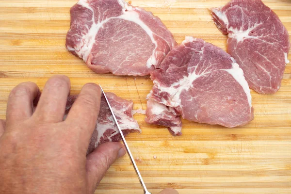 Mans Hand Snijden Biefstuk Rauw Vlees Keuken — Stockfoto