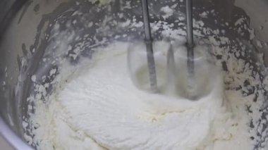 Pasta için krema ve paslanmaz bir kasede karıştırıcı.