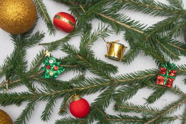 Noel arkaplanı ladin pençeleri ve süslerden yapılmıştır..