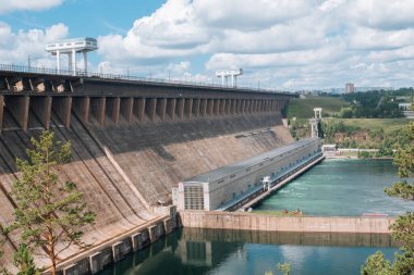 Nehirdeki Bratsk hidroelektrik santrali.
