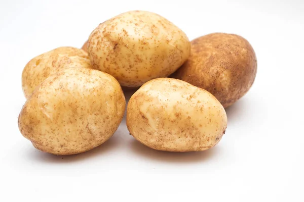 Frische Gelbe Rohe Kartoffeln Auf Weißem Hintergrund — Stockfoto