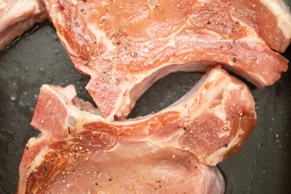 Taca Niegotowanym Mięsem Przyprawami Pieprzem — Zdjęcie stockowe