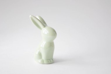 Beyaz arka planda Paskalya seramik tavşan heykeli.