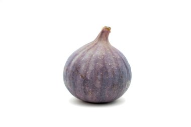 Beyaz arka planda taze mor incirler..