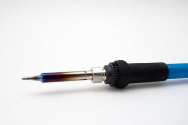 Beyaz arkaplandaki lehimleme demir uçlarının kapatılması.