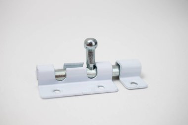 Beyaz arkaplanda beyaz kapı mandalı izole edildi.