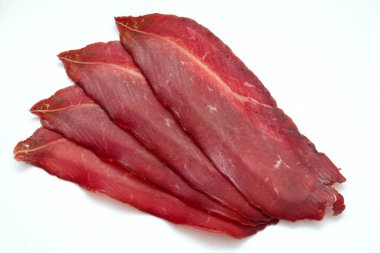 Dilimlenmiş pastırma eti beyaz arkaplanda izole edilmiş..