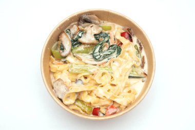 Karton beslenme çantasında sebzeli makarna..