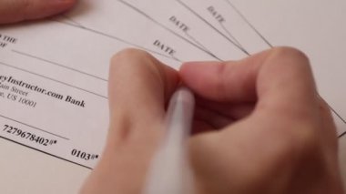 Kadın banka çeki yazıyor..