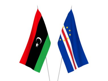 Beyaz arka planda Libya ve Cabo Cumhuriyeti 'nin ulusal kumaş bayrakları izole edildi. 3d resimleme.
