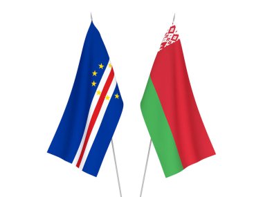 Beyaz arka planda Beyaz Rusya ve Cabo Cumhuriyeti 'nin ulusal kumaş bayrakları izole edildi. 3d resimleme.