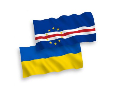 Beyaz arka planda, Cabo Verde Cumhuriyeti ve Ukrayna 'nın ulusal taşıyıcı kumaş bayrakları izole edildi. 1 'e 2 oranında.