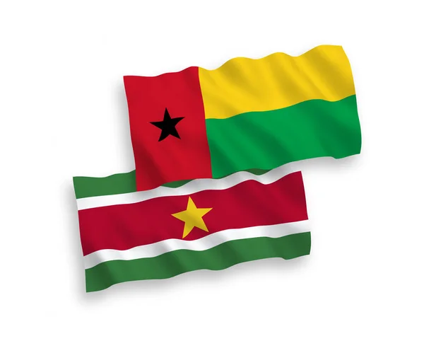 Drapeaux de la République de Guinée Bissau et de la République du Suriname sur fond blanc — Image vectorielle