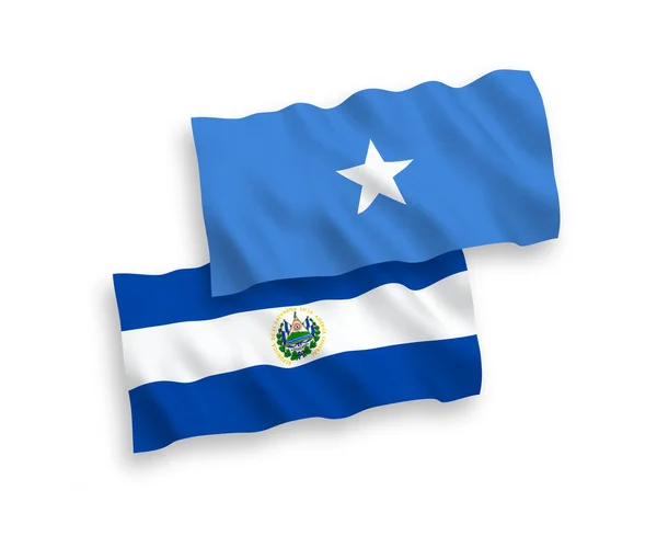 Vlaggen van de Republiek El Salvador en Somalië op een witte achtergrond — Stockvector