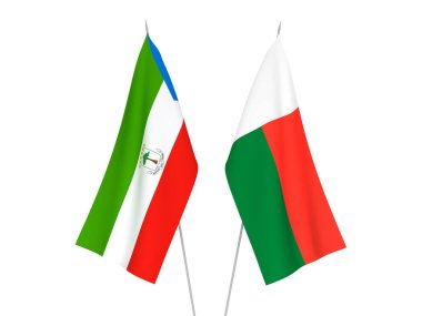 Madagaskar 'ın ulusal kumaş bayrakları ve Ekvator Ginesi Cumhuriyeti beyaz arka planda izole edildi. 3d resimleme.