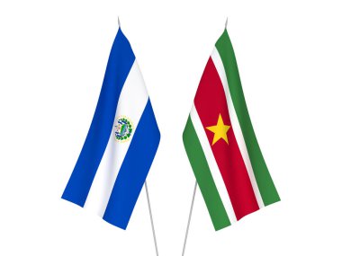 Beyaz arka planda El Salvador Cumhuriyeti ve Surinam Cumhuriyeti bayrakları izole edildi. 3d resimleme.