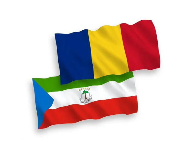罗马尼亚和赤道几内亚共和国的国家病媒织物波条旗在白色背景下隔离 1比2的比例 — 图库矢量图片