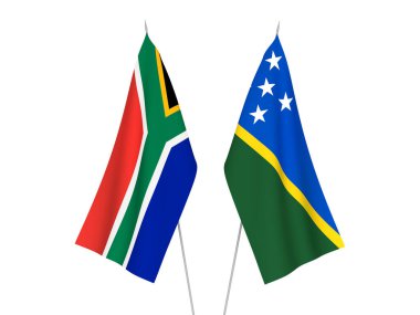 Beyaz arka planda Güney Afrika Cumhuriyeti ve Solomon Adaları 'nın ulusal kumaş bayrakları izole edildi. 3d resimleme.