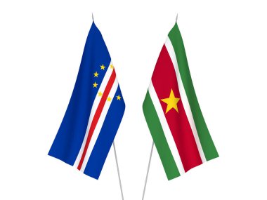 Beyaz arka planda Cabo Verde Cumhuriyeti ve Surinam Cumhuriyeti 'nin ulusal kumaş bayrakları izole edildi. 3d resimleme.