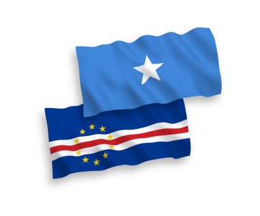 Beyaz arka planda, Cabo Verde ve Somali 'nin ulusal taşıyıcı kumaş bayrakları izole edildi. 1 'e 2 oranında.