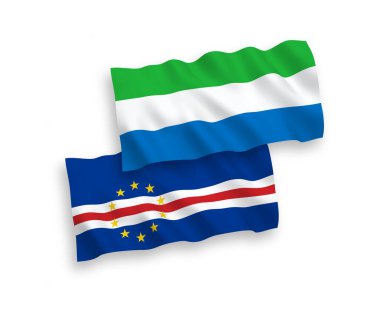 Beyaz arka planda Cabo Verde Cumhuriyeti ve Sierra Leone 'nin ulusal taşıyıcı kumaş bayrakları izole edildi. 1 'e 2 oranında.