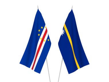 Beyaz arka planda Cabo Verde Cumhuriyeti ve Nauru Cumhuriyeti 'nin ulusal kumaş bayrakları izole edildi. 3d resimleme.