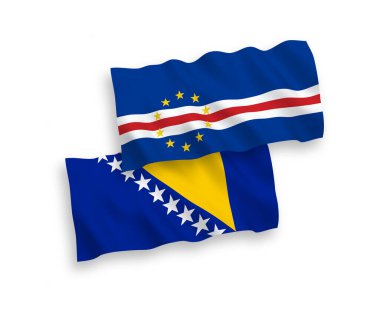 Cabo Verde Cumhuriyeti ve Bosna-Hersek 'in ulusal taşıyıcı kumaş bayrakları beyaz zemin üzerinde izole edildi. 1 'e 2 oranında.