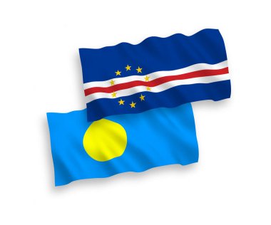 Beyaz zemin üzerinde Cabo Verde ve Palau Cumhuriyeti 'nin ulusal taşıyıcı kumaş bayrakları izole edilmiştir. 1 'e 2 oranında.