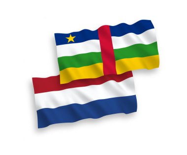 Beyaz arka planda, Orta Afrika Cumhuriyeti ve Hollanda 'nın ulusal taşıyıcı kumaş bayrakları izole edilmiştir. 1 'e 2 oranında.
