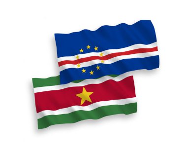 Beyaz bir arkaplanda Cabo Verde Cumhuriyeti ve Surinam Cumhuriyeti bayrakları