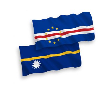 Beyaz arkaplanda Cabo Verde Cumhuriyeti ve Nauru Cumhuriyeti bayrakları