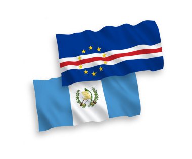Beyaz bir arkaplanda Cabo Verde Cumhuriyeti ve Guatemala Cumhuriyeti bayrakları