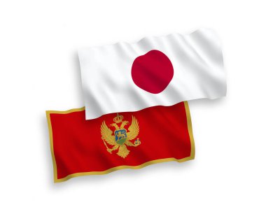 Japonya ve Karadağ 'ın ulusal taşıyıcı kumaş bayrakları beyaz zemin üzerinde izole edildi. 1 'e 2 oranında.