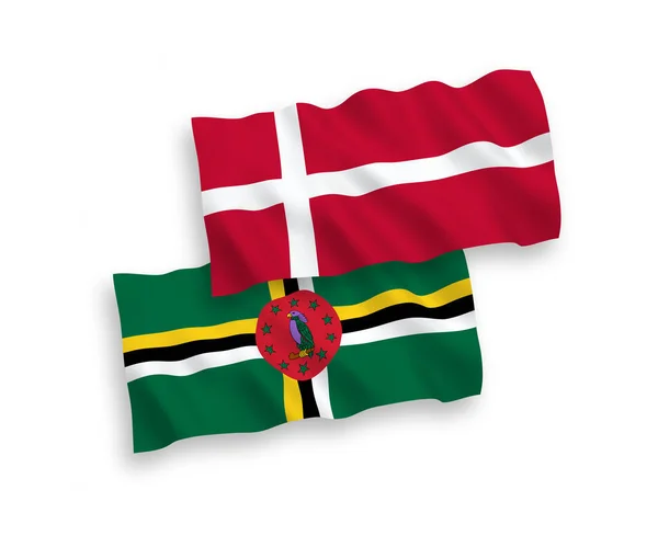 丹麦和多米尼克在白色背景下孤立的国家病媒织物波浪旗 1比2的比例 — 图库矢量图片