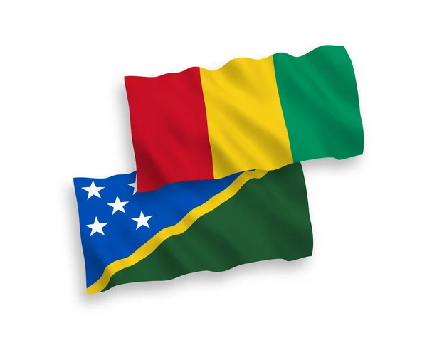 具有白色背景的所罗门群岛和几内亚国旗 — 图库矢量图片