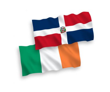 Beyaz arka planda İrlanda ve Dominik Cumhuriyeti 'nin ulusal taşıyıcı kumaş bayrakları izole edildi. 1 'e 2 oranında.