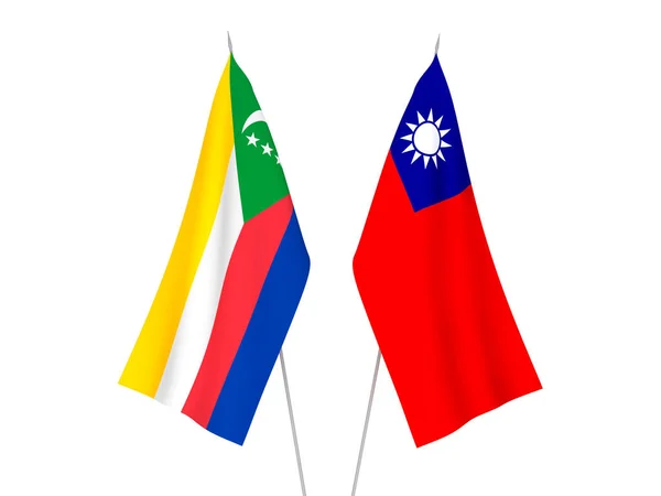 Национальные Тканевые Флаги Тайваня Союза Коморских Островов Изолированы Белом Фоне — стоковое фото