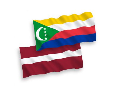 Letonya ve Komoros Birliği 'nin ulusal taşıyıcı kumaş bayrakları beyaz arka planda izole edildi. 1 'e 2 oranında.