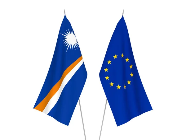 Nationella Tygflaggor Från Europeiska Unionen Och Republiken Marshallöarna Isolerade Vit — Stockfoto