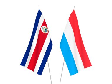 Beyaz arka planda Lüksemburg ve Kosta Rika 'nın ulusal kumaş bayrakları izole edildi. 3d resimleme.