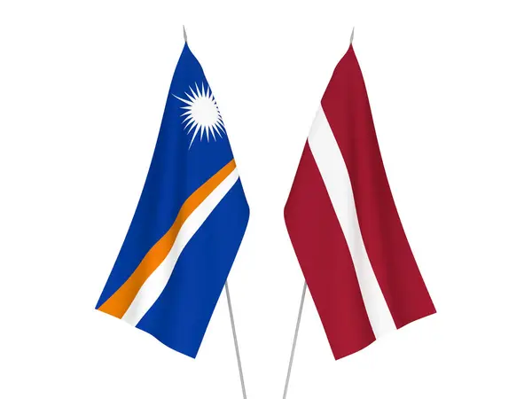 Narodowe Flagi Tkanin Łotwy Republiki Wysp Marshalla Odizolowane Białym Tle — Zdjęcie stockowe