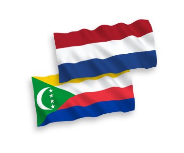 Beyaz arka planda izole edilmiş Ulusal Komoros ve Hollanda Birliği bayrakları. 1 'e 2 oranında.