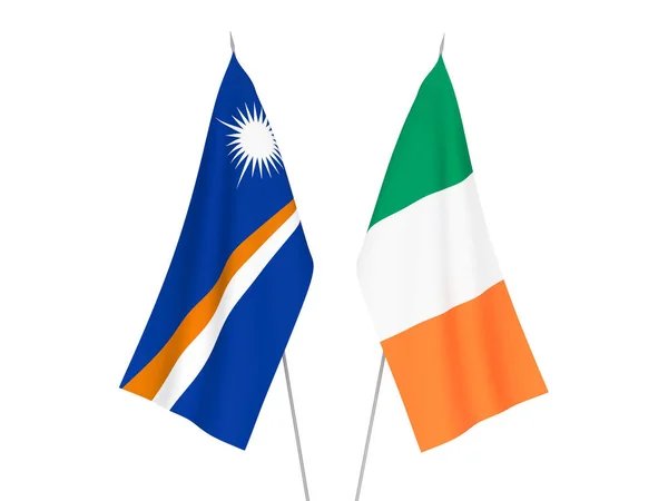 爱尔兰和马绍尔群岛共和国国旗 — 图库照片